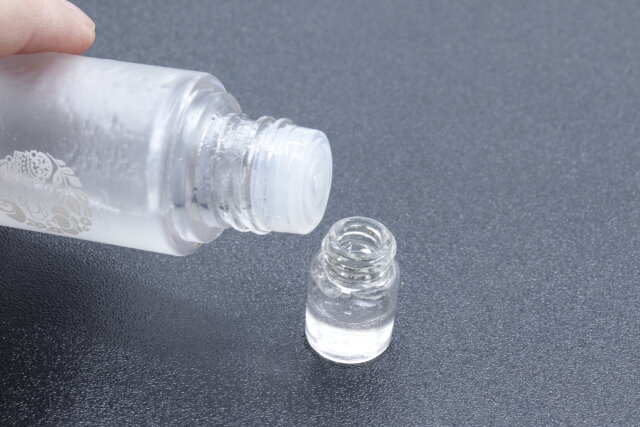 セリアのガラスボトル 2P 2ml スポイト付に液体を詰め替える様子