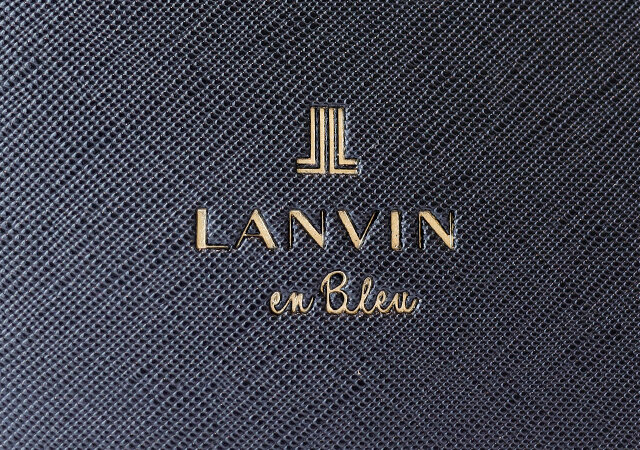 LANVIN en Bleu［ランバン オン ブルー］“お仕事”も“推し事”も大活躍！高級感あふれるレザー調マルチケースのロゴは箔押し