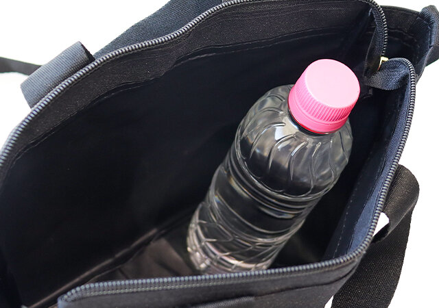ムーミン公式ファンブック2024の2WAYショルダーバッグは500mlペットボトルを立てて収納できる
