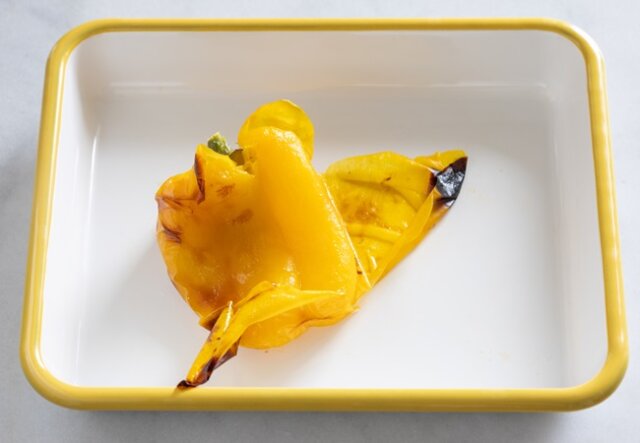 パプリカとオレンジと生ハムのマリネ　レシピ　パプリカの皮をむき1cm幅に切る