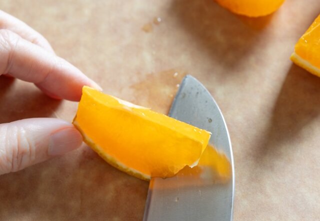 パプリカとオレンジと生ハムのマリネ　レシピ　オレンジの皮を剥いて切る