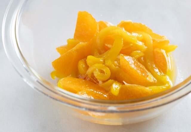 パプリカとオレンジと生ハムのマリネ　レシピ　調味料でマリネし冷やす