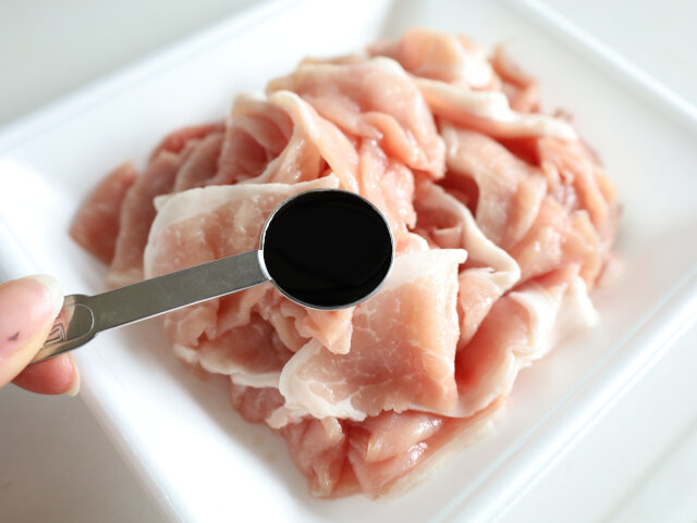 とろ～りチーズの豚こまキムチ炒め　レシピ　豚小間肉にしょう油と砂糖をまぶす