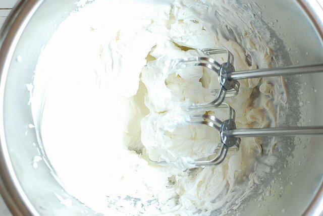 あんバターロールケーキ　レシピ　ホイップクリームを泡立て