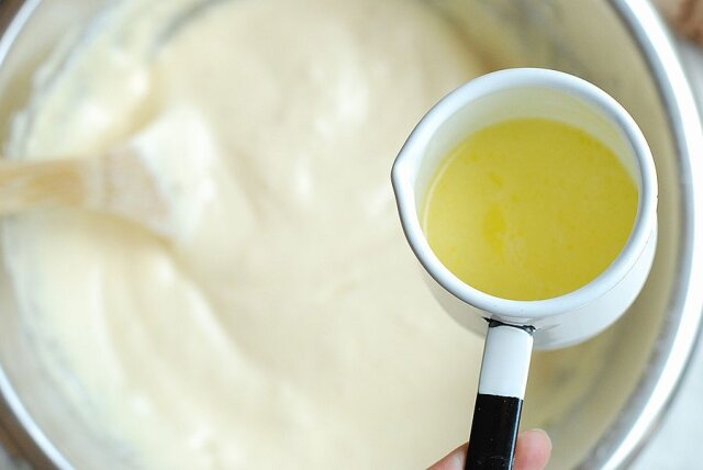 あんバターロールケーキ　レシピ　無塩バターと牛乳を加えて混ぜる