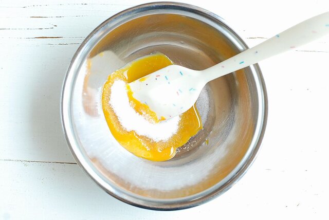 あんバターロールケーキ　レシピ　卵黄とグラニュー糖の半量を混ぜる