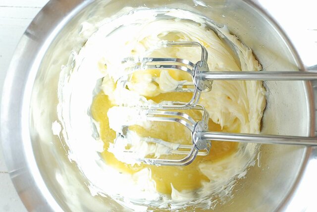 あんバターロールケーキ　レシピ　無塩バターを練り卵液を加えて混ぜる