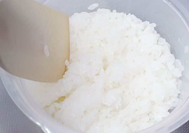 ダイソー　電子レンジ調理器（ご飯一合炊き用）Wで炊いたお米を混ぜる様子
