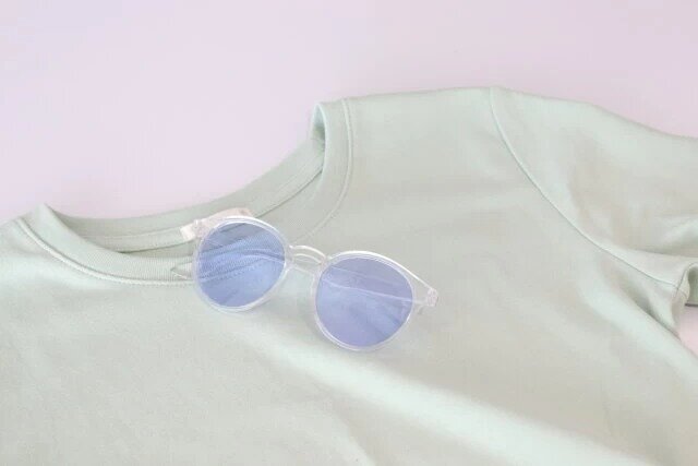 ダイソーのサングラスのクリアカラーとTシャツ