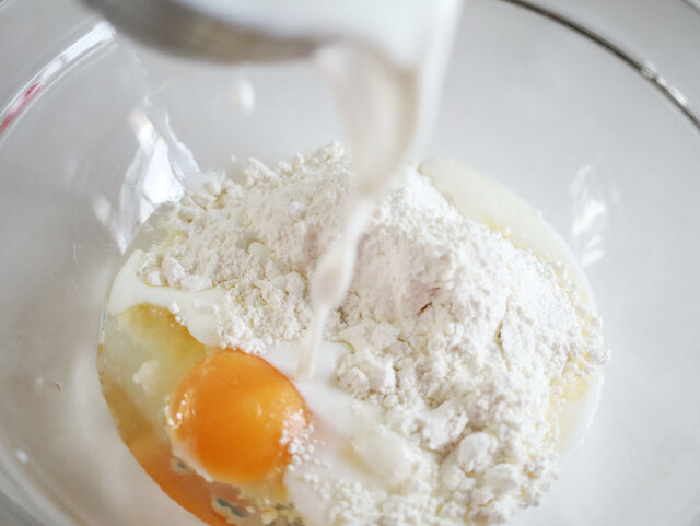 ホットケーキミックスのクレープ　レシピ　ボウルにホットケーキミックス・牛乳・卵を混ぜる