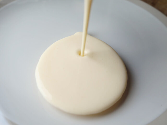 ホットケーキミックスのクレープ　レシピ　ラップを張った皿に生地を注ぐ
