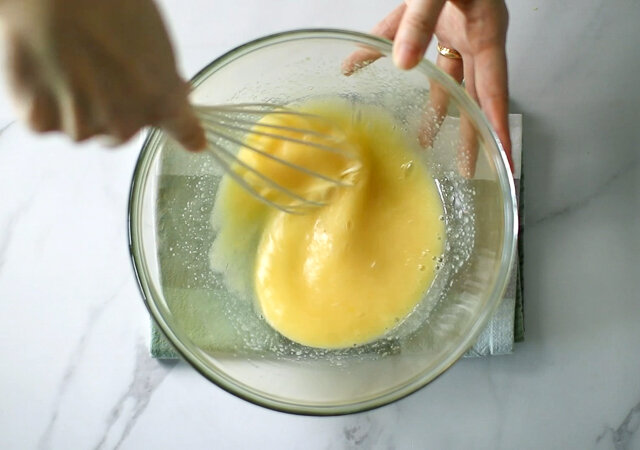 レモンマフィン　レシピ　卵とグラニュー糖を混ぜる