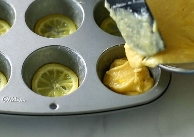 レモンマフィン　レシピ　型にレモンスライスを並べその上に生地を入れる