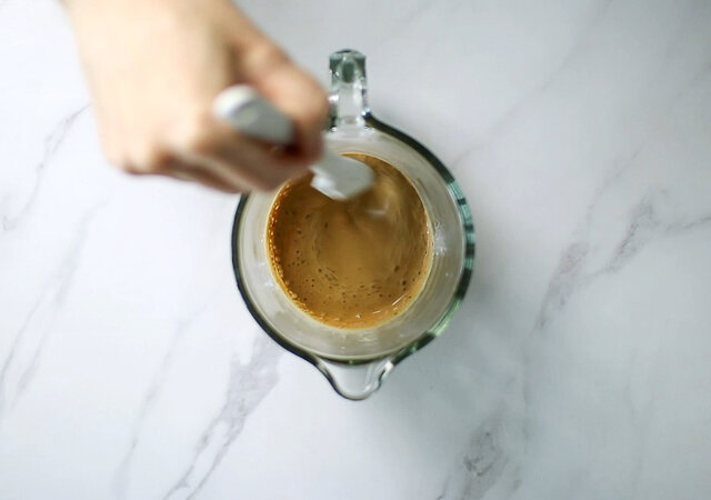 キャラメルコーヒーパウンドケーキのレシピ　生クリームにインスタントコーヒーを溶かす