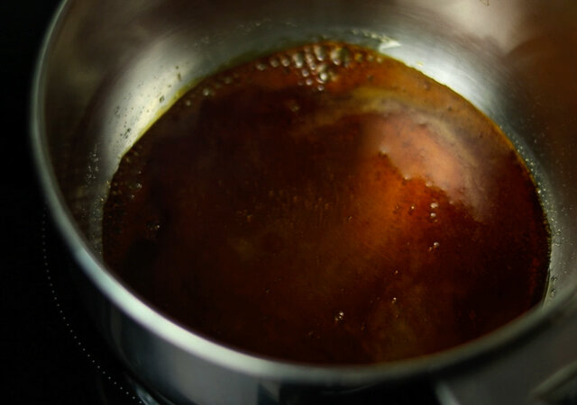 キャラメルコーヒーパウンドケーキのレシピ　グラニュー糖を加熱する