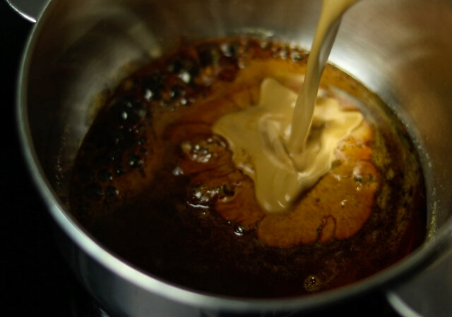 キャラメルコーヒーパウンドケーキのレシピ　溶けたグラニュー糖にコーヒークリームを入れる