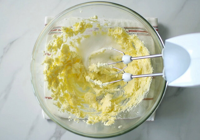 キャラメルコーヒーパウンドケーキのレシピ　バターにグラニュー糖を加えて混ぜる