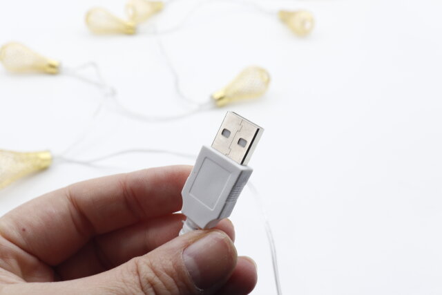 ダイソーのガーランドライト（10LED、ドロップ、USBタイプ）はUSBタイプ