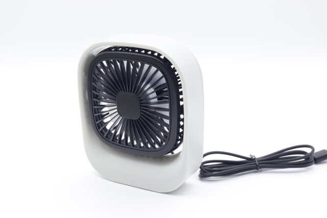 ダイソーの扇風機（USB、卓上、風力2段階調整、ケーブル1.2m）