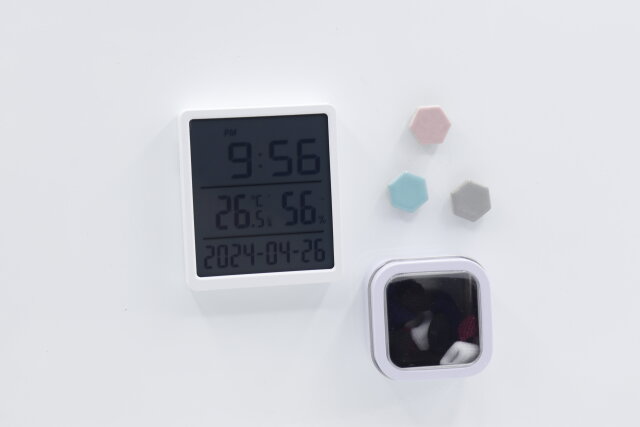ダイソーの大画面温湿度付デジタル時計