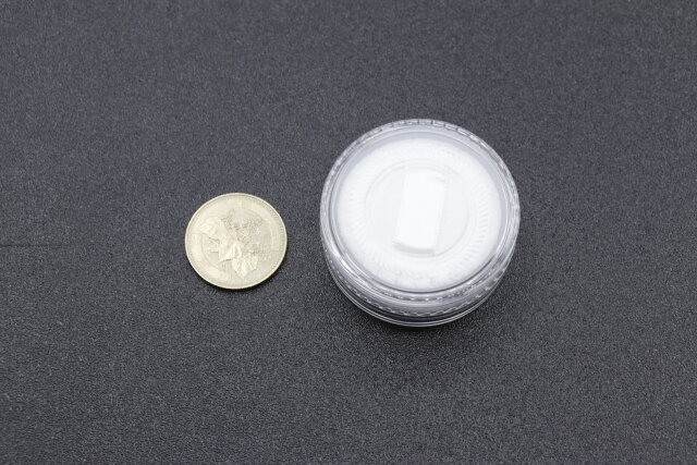 セリアのパウダーパフ＆ケース miniの直径を500円玉と比較