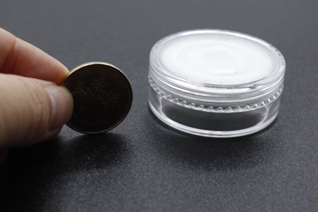 セリアのパウダーパフ＆ケース miniの高さを500円硬貨と比較