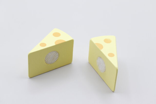 セリアの木製の知育おもちゃのチーズは半分に割って遊べる