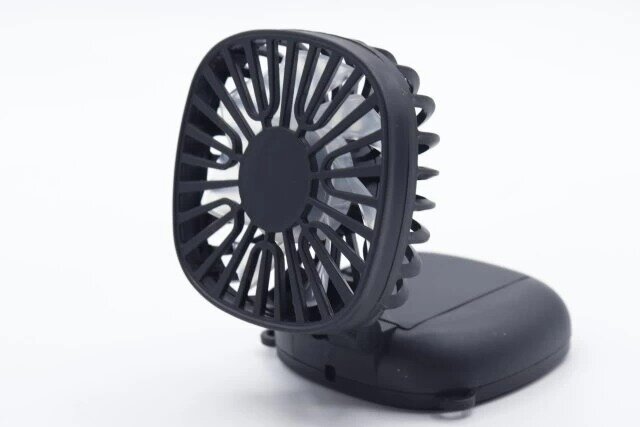 ダイソーの扇風機（電池式、折りたたみ）のデザイン