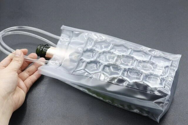 ダイソーの保冷バッグにガラス製のボトルを入れる