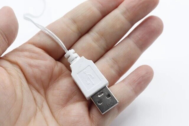 ダイソーのガーランドライト（8LED、丸型、USBタイプ）のUSB