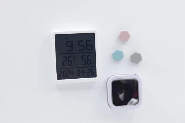 ダイソーのおすすめミニ家電の大画面温湿度付デジタル時計（ホワイト）