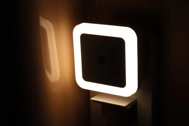 ダイソーのおすすめミニ家電のLED明暗センサー付きナイトライト（電球色）