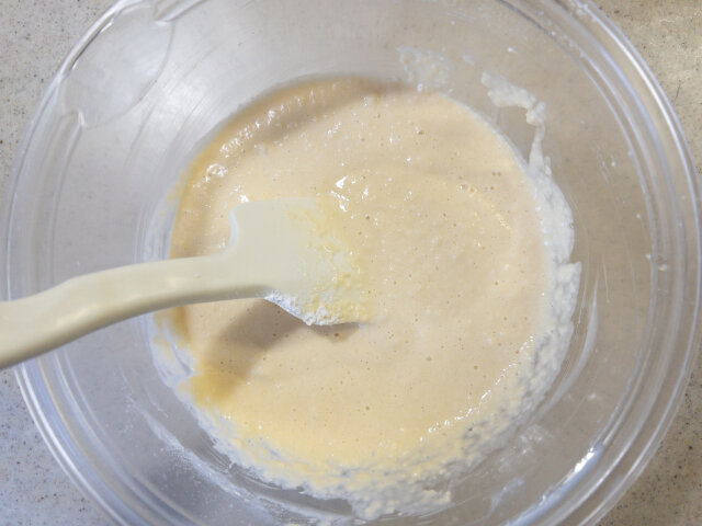 ポテトパンケーキ　レシピ　卵・薄力粉・ベーキングパウダー・塩・牛乳を入れて混ぜ合わせる