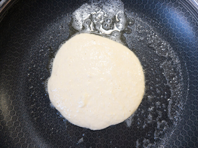 ポテトパンケーキ　レシピ　フライパンにバターを熱し生地を焼く