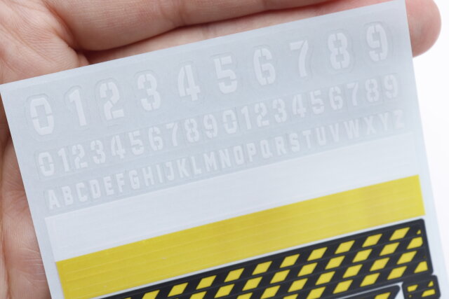 ダイソーのミニチュアベース用 カスタマイズシールには文字や数字のデザインもある