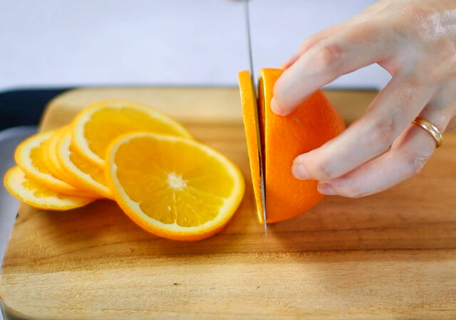 オレンジロールケーキ　レシピ　オレンジをスライスする