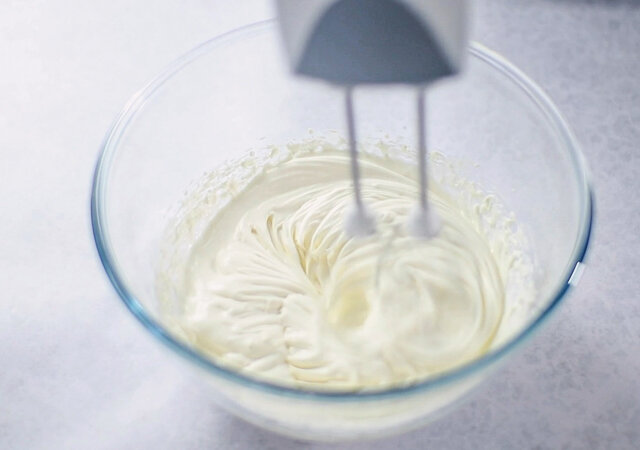 オレンジロールケーキ　レシピ　チーズクリームの材料を合わせて泡立てる