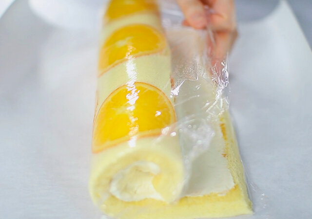 オレンジロールケーキ　レシピ　ケーキを巻き冷蔵庫で冷やす