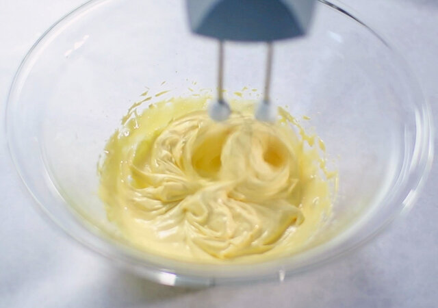 オレンジロールケーキ　レシピ　卵黄とグラニュー糖を合わせて混ぜる