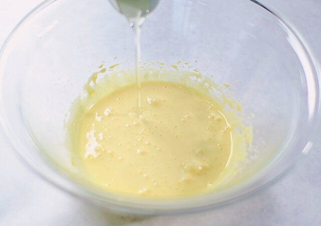オレンジロールケーキ　レシピ　植物油と牛乳を加えて混ぜる