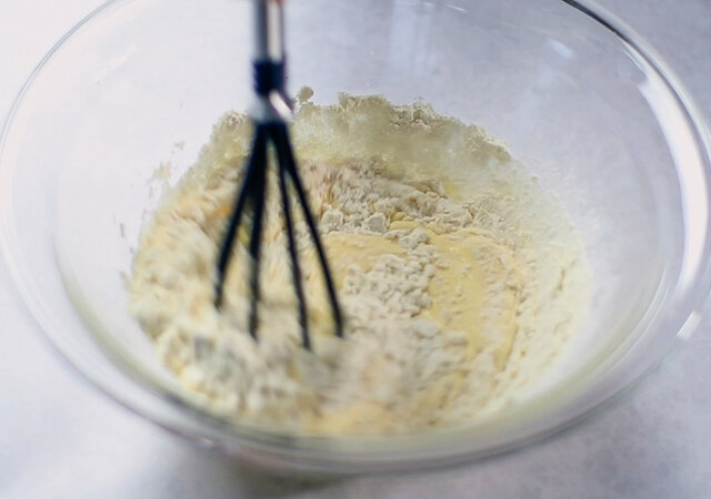 オレンジロールケーキ　レシピ　薄力粉を加えて混ぜる