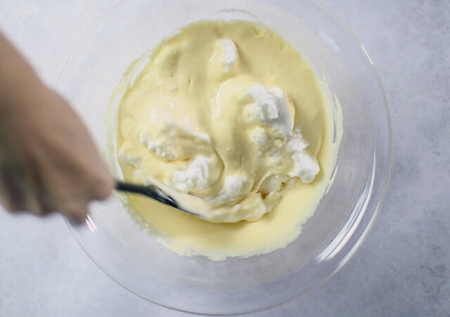 オレンジロールケーキ　レシピ　メレンゲと卵黄生地を合わせて混ぜる