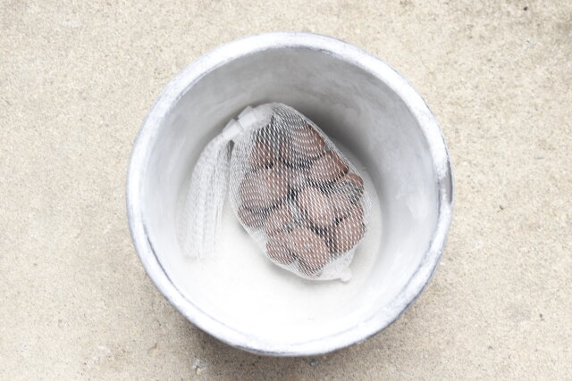 ダイソーのネット入り鉢底石は色々な形状の鉢に使える
