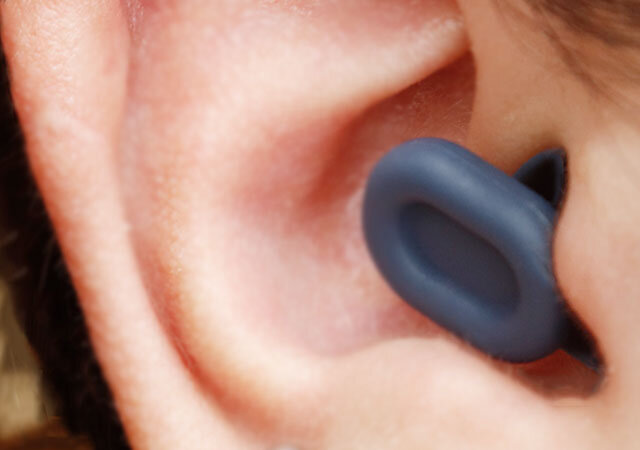 セリアの耳から出っ張らない耳栓はフラットな構造で就寝時に邪魔にならない