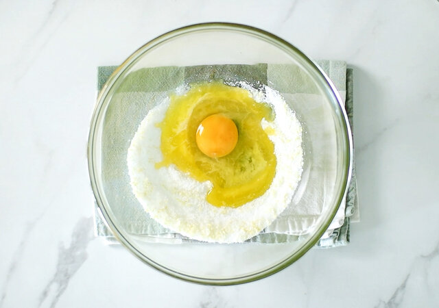 レモンクリンクルクッキー　レシピ　溶かしバター・卵を入れて混ぜる