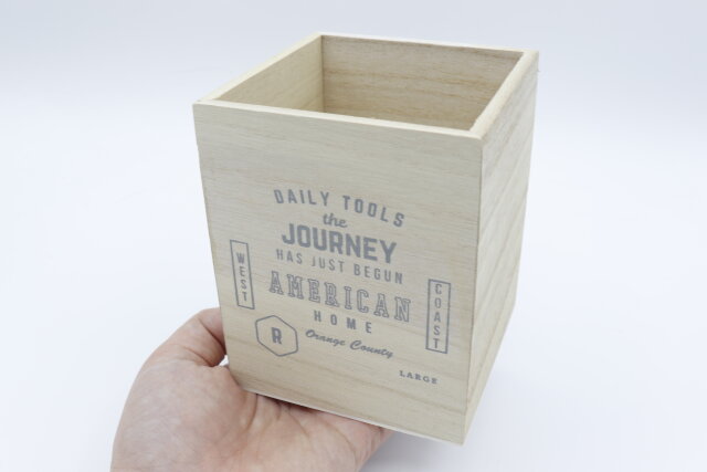 ダイソーの木製インテリアペンBOX（デザインロゴ）のデザイン