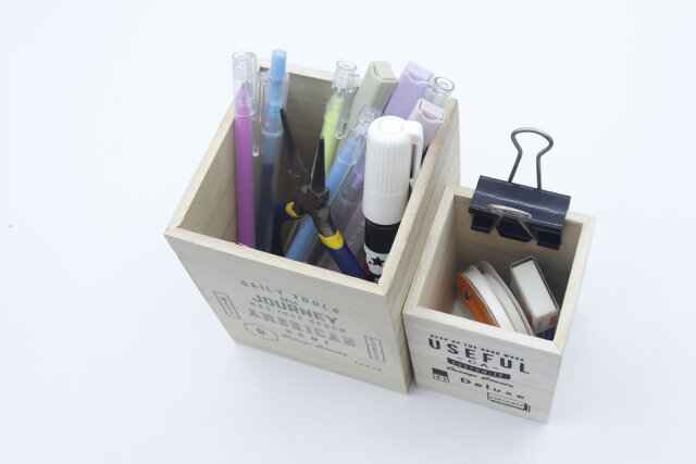 ダイソーの木製インテリアペンBOX（デザインロゴ）に文房具を収納