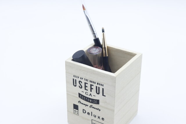 ダイソーの木製インテリアペンBOX（デザインロゴ）にコスメツールを収納