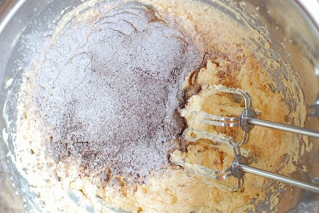 ブラックスモアチョコサンドケーキ　レシピ　ヨーグルトと粉類を加え都度よく混ぜる