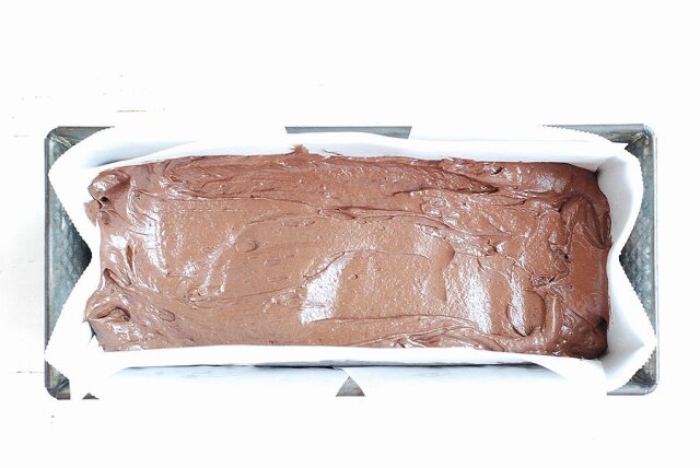 ブラックスモアチョコサンドケーキ　レシピ　生地を型に入れてオーブンで焼く